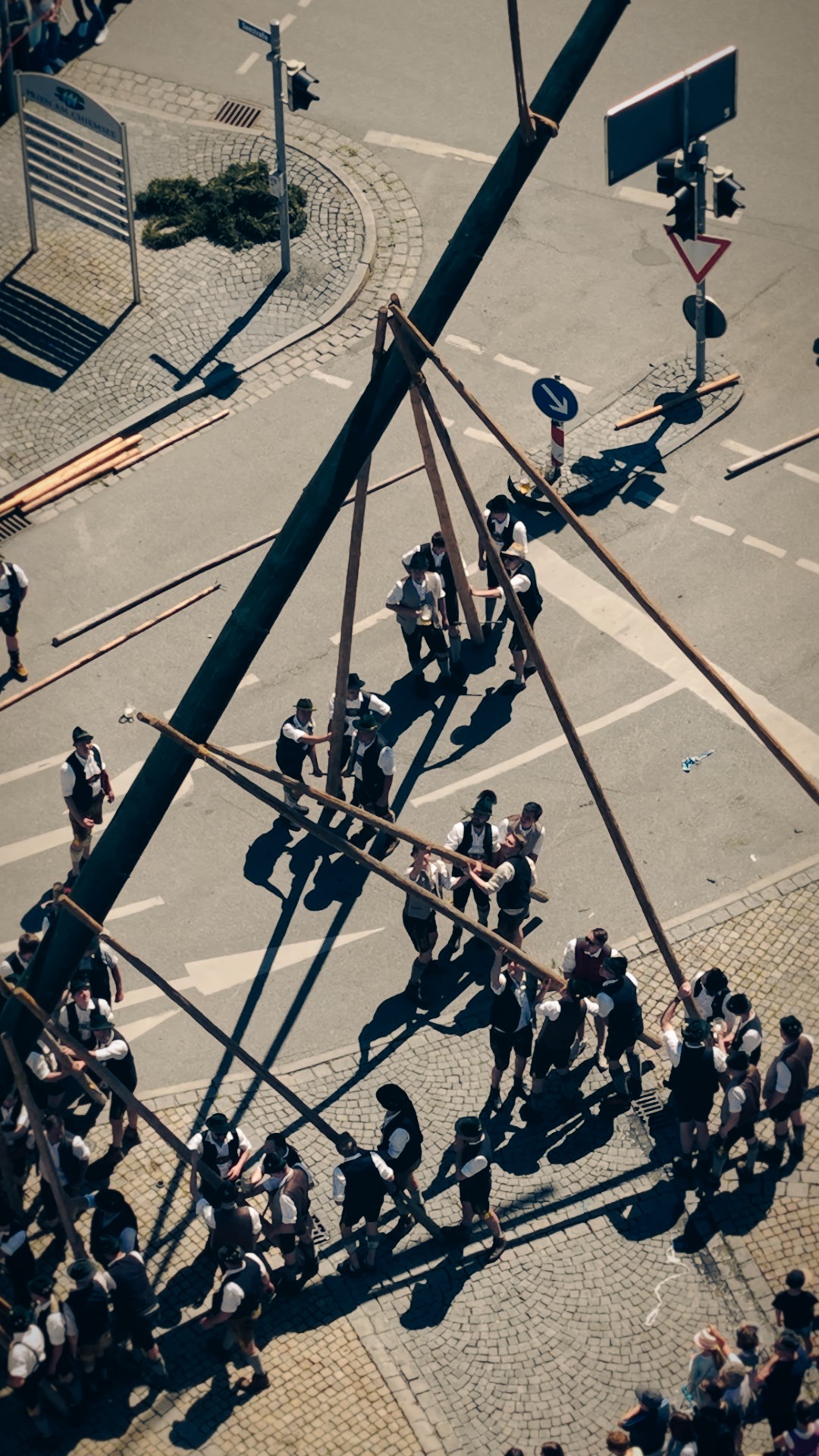 2025-05-01_maibaum_aufstellen_02_c-markt_prien_a._chiemsee_s.huber.jpg
